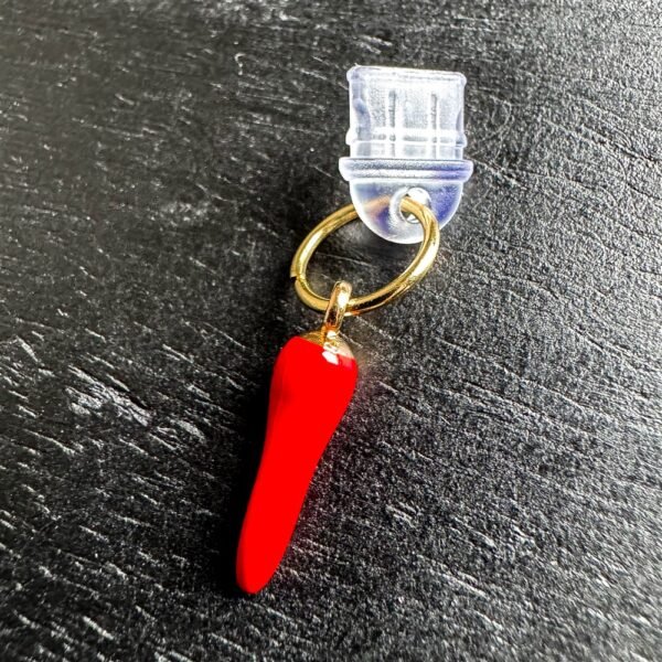 Spicy Kindle charm for smut and romance readers. Red chilli e-reader dust plug, Kobo and phone charm. A funny gift for spicy book lovers.